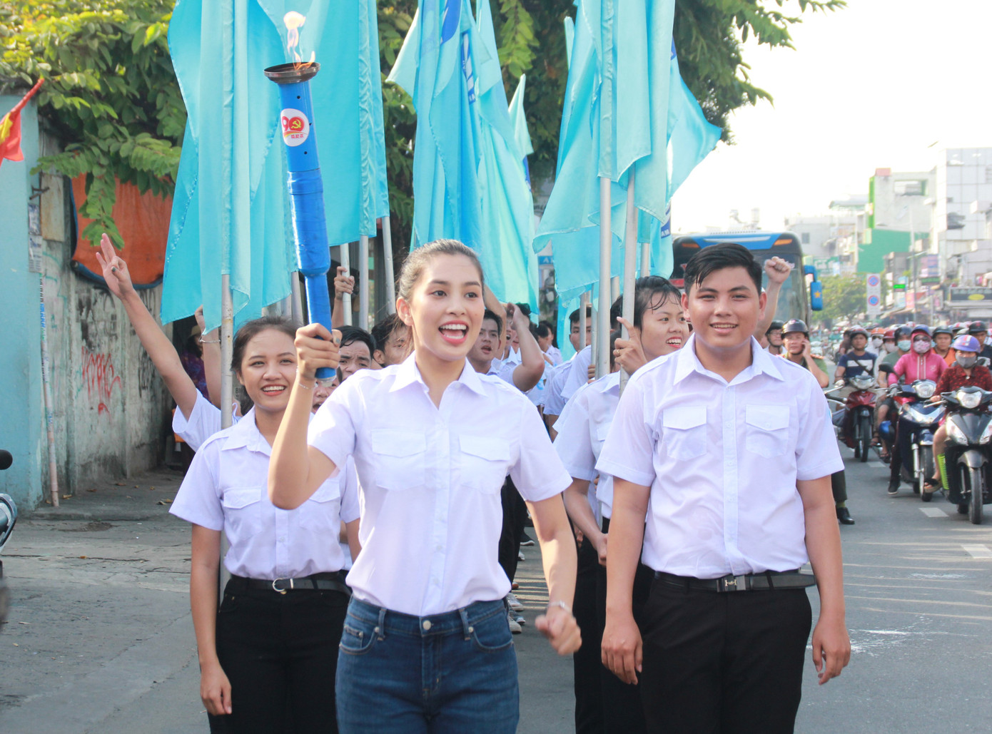 Hoa hậu Tiểu Vy rước đuốc cùng sinh viên TPHCM ảnh 7