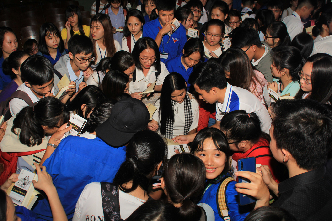 Hoàng Thùy, Ái Phương 'khuấy đảo' ngày khai giảng ĐH Nông lâm TPHCM ảnh 7