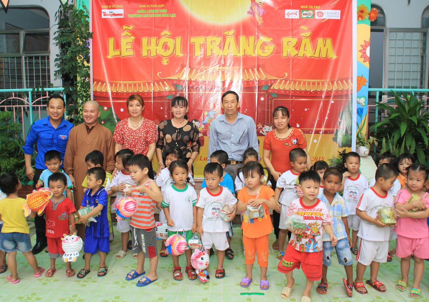 Báo Tiền Phong tổ chức Tết Trung thu cho hơn 400 em nhỏ Tiền Giang ảnh 9