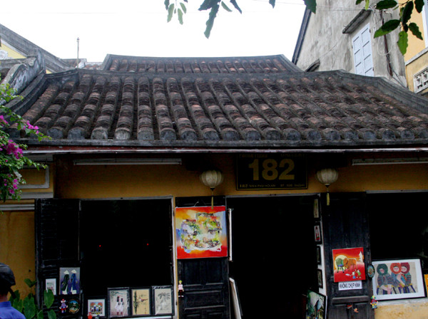 Một mái phố mang nét xưa cũ nơi phố Hội bên dòng sông Hoài