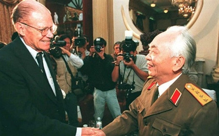 Cựu bộ trưởng Quốc phòng Mỹ Robert McNamara gặp Tướng Giáp trong chuyến thăm Việt Nam hồi năm 1995. Đây là lần đầu tiên hai bộ trưởng Quốc phòng trong chiến tranh Việt Nam gặp nhau. Đối với giới truyền thông quốc tế, cuộc hội ngộ là sự kiện lịch sử.
