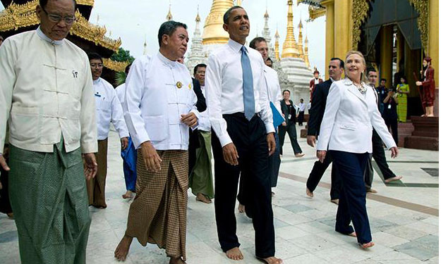TT Obama và Ngoại trưởng Hillary đi chân trần thăm chùa Shwedagon ở Myanmar ngày 19 - 11 