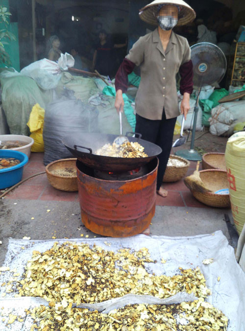 Trong khi khâu sơ chế các vị thuốc lại thô sơ. Trong khi khâu sơ chế các vị thuốc lại thô sơ