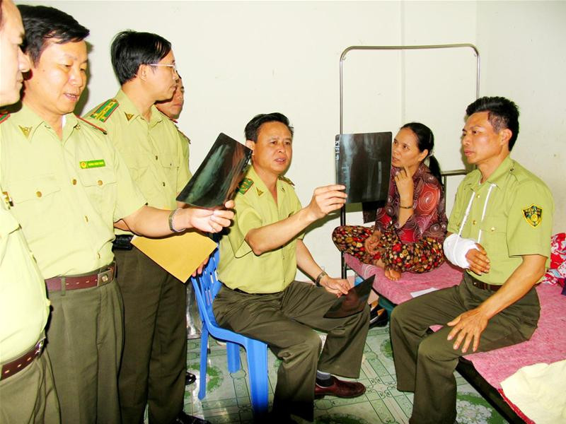 Đại diện Cục Kiểm lâm đi thăm cán bộ nhân viên bị lâm tặc tấn công. Ảnh: H.T.N