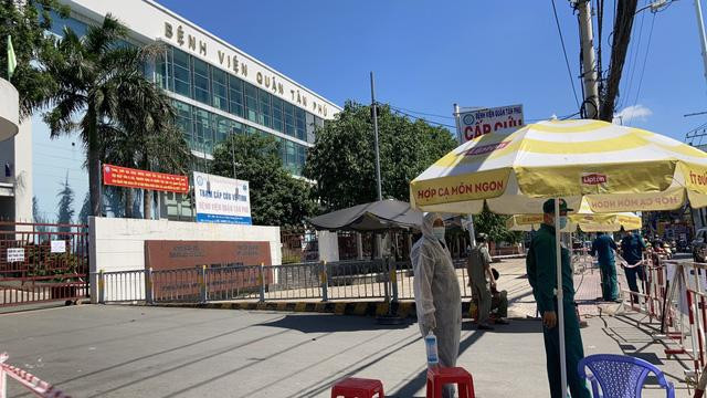 Sáng 28/5, sau khi phát hiện 3 trường hợp nghi mắc COVID-19 đến khám, Bệnh viện quận Tân Phú, TPHCM đã khẩn cấp phong tỏa và lập hàng rào chắn tại các cổng ra vào, tạm thời ngưng nhận bệnh. 3 ca mắc COVID-19 đến khám tại đây cùng 1 gia đình gồm ba mẹ và con gái, cư trú tại phường Tây Thạnh, quận Tân Phú. Gia đình này đều là hội viên của Hội thánh truyền giáo Phục Hưng Sáng 28/5, sau khi phát hiện 3 trường hợp nghi mắc COVID-19 đến khám, Bệnh viện quận Tân Phú, TPHCM đã khẩn cấp phong tỏa và lập hàng rào chắn tại các cổng ra vào, tạm thời ngưng nhận bệnh. 3 ca mắc COVID-19 đến khám tại đây cùng 1 gia đình gồm ba mẹ và con gái, cư trú tại phường Tây Thạnh, quận Tân Phú. Gia đình này đều là hội viên của Hội thánh truyền giáo Phục Hưng