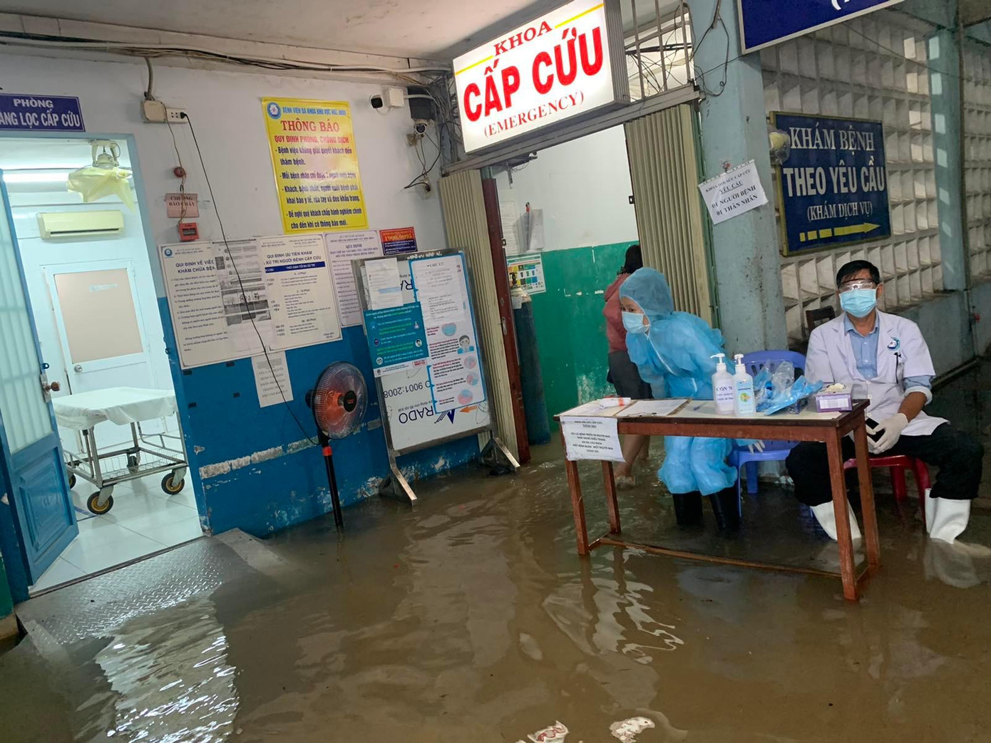 Nhanh chóng nước mưa đã tràn vào nhiều khoa phòng tại bệnh viện. Ảnh: Q.Q