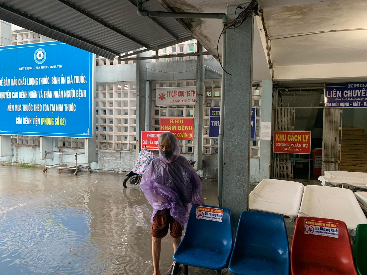 Bệnh nhân rất vất vả mỗi lần đến bệnh viện thăm khám khi trời mưa. Ảnh Q>Q