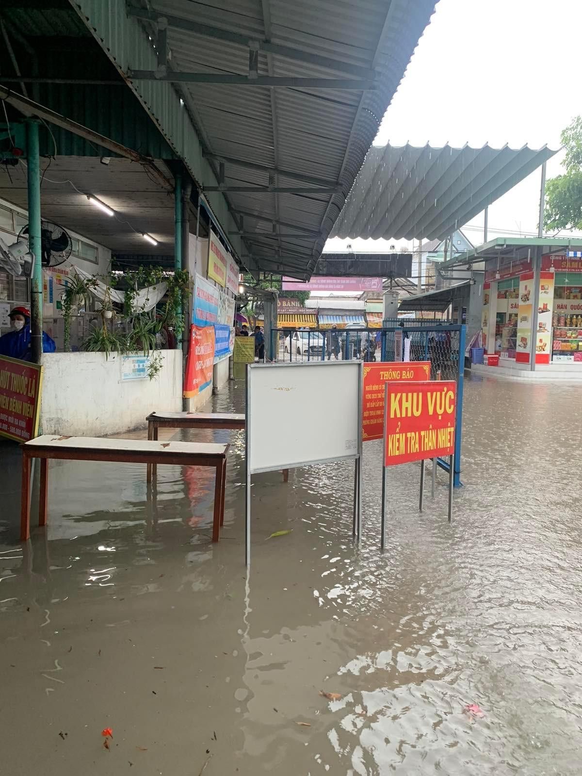 Khu vực kiểm tra thân nhiệt và khai báo y tế của bệnh nhân và thân nhân khi đến bệnh viện cũng bị nước nhấn chìm. Ảnh Lâm Trần
