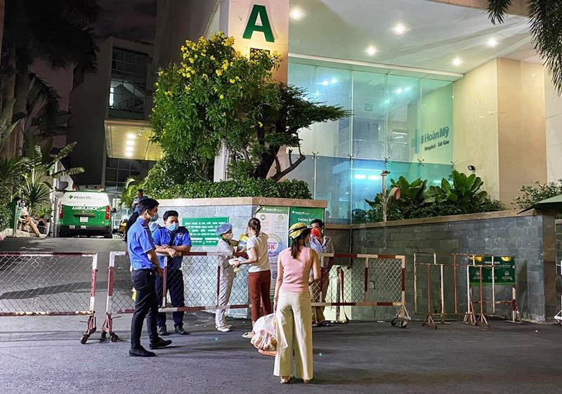 Tối 27/5, Bệnh viện Hoàn Mỹ Sài Gòn trên đường Phan Xích Long, quận Phú Nhuận được lực lượng chức năng phong toả sau khi một nữ bệnh nhân 30 tuổi, ngụ quận Tân Phú đến khám vì xuất hiện triệu chứng viêm đường hô hấp như ho, sốt. Nữ bệnh nhân sau đó được xác định mắc COVID-19. Tối 27/5, Bệnh viện Hoàn Mỹ Sài Gòn trên đường Phan Xích Long, quận Phú Nhuận được lực lượng chức năng phong toả sau khi một nữ bệnh nhân 30 tuổi, ngụ quận Tân Phú đến khám vì xuất hiện triệu chứng viêm đường hô hấp như ho, sốt. Nữ bệnh nhân sau đó được xác định mắc COVID-19.