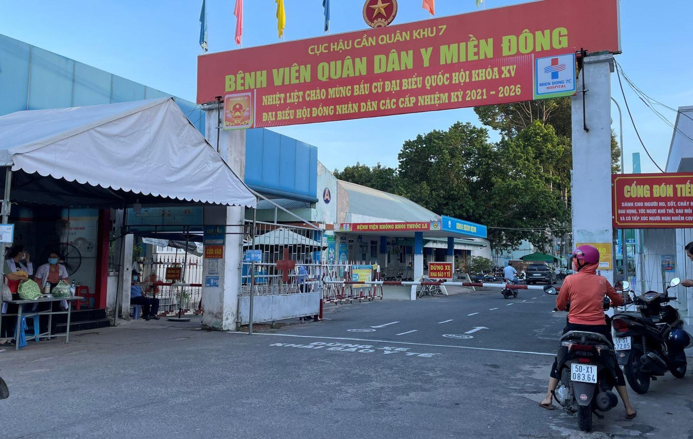 Bệnh viện Quân Dân Y Miền Đông ở TP.Thủ Đức, TP.HCM đã phải tạm ngưng tiếp nhận bệnh nhân mới từ chiều tối 28/5 sau khi nhận thông tin một ca mắc COVID-19 đến khám tai mũi họng tại đây vào ngày 25/5. Bệnh viện Quân Dân Y Miền Đông ở TP.Thủ Đức, TP.HCM đã phải tạm ngưng tiếp nhận bệnh nhân mới từ chiều tối 28/5 sau khi nhận thông tin một ca mắc COVID-19 đến khám tai mũi họng tại đây vào ngày 25/5.