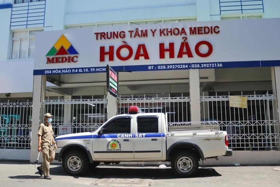 Sáng 20/5, lực lượng chức năng thực hiện phong tỏa Trung tâm y khoa Medic trên đường Hòa Hảo, Q.10, TP.HCM vì người phụ nữ bán quán ăn ở quận 3 mắc COVID-19 từng tới khám nơi đây. Sáng 20/5, lực lượng chức năng thực hiện phong tỏa Trung tâm y khoa Medic trên đường Hòa Hảo, Q.10, TP.HCM vì người phụ nữ bán quán ăn ở quận 3 mắc COVID-19 từng tới khám nơi đây.