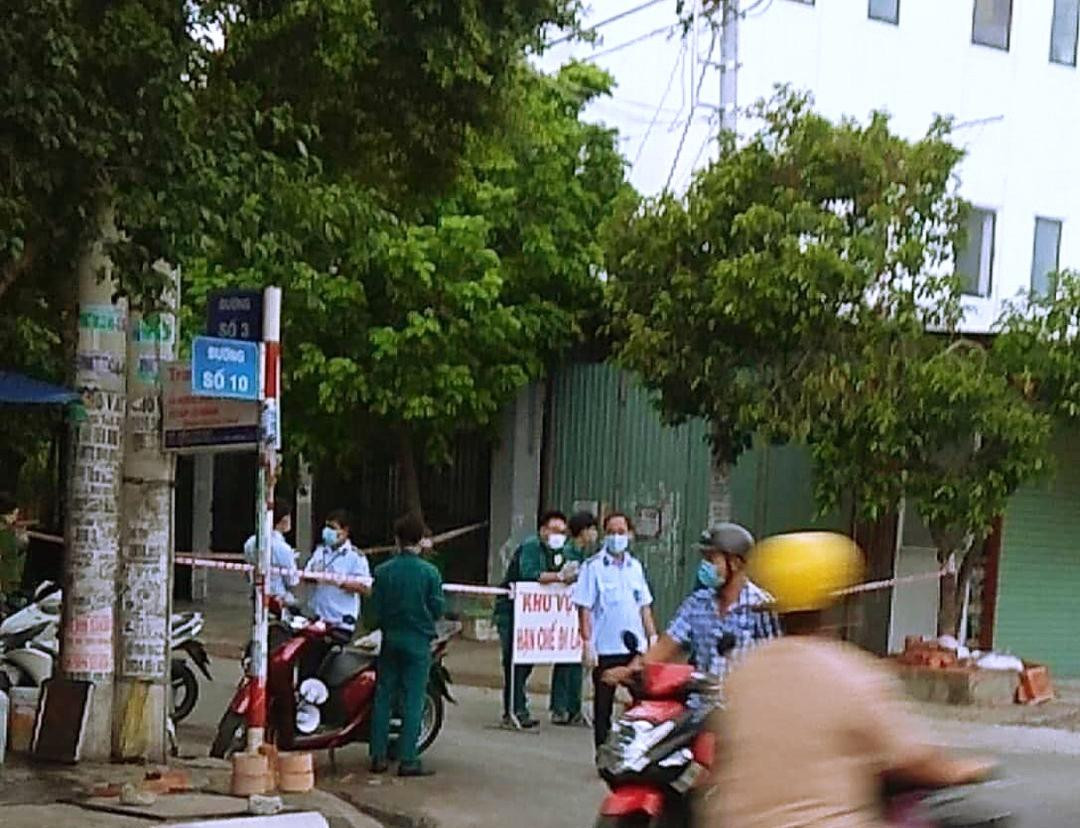 Cơ quan chức năng phong toả một căn hộ ở phường Tân Kiểng, quận 7, nơi có nữ thanh niên nghi mắc COVID-19- ảnh CTV