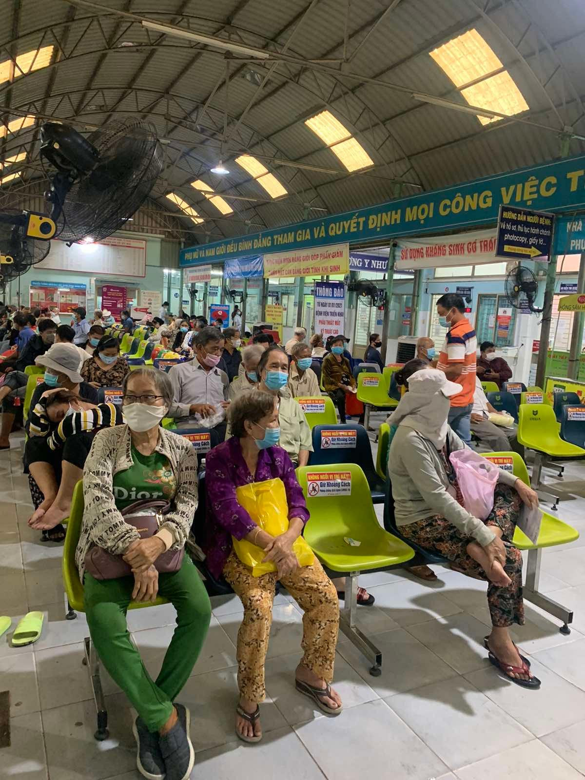 Sáng 25/5, cơn mưa lớn đổ xuống TPHCM khiến nhiều nơi ngập nặng. Trong ảnh người dân đến khám ở BV Đa khoa khu vực Hóc Môn sáng nay phải lội nước. Ảnh: Q.Q