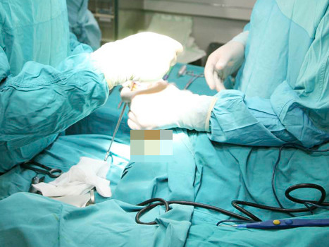 Quý ông thường vì ngượng mà giấu không đến bệnh viện khám. Điều này càng khiến tổn thương nghiêm trọng hơn. Quý ông thường vì ngượng mà giấu không đến bệnh viện khám. Điều này càng khiến tổn thương nghiêm trọng hơn