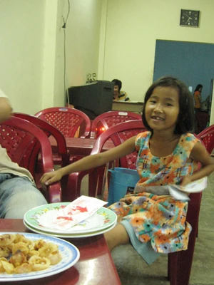 Em Thạch Thị Ly đi bán vé số để kiếm tiền mua sách vở cho năm học mới