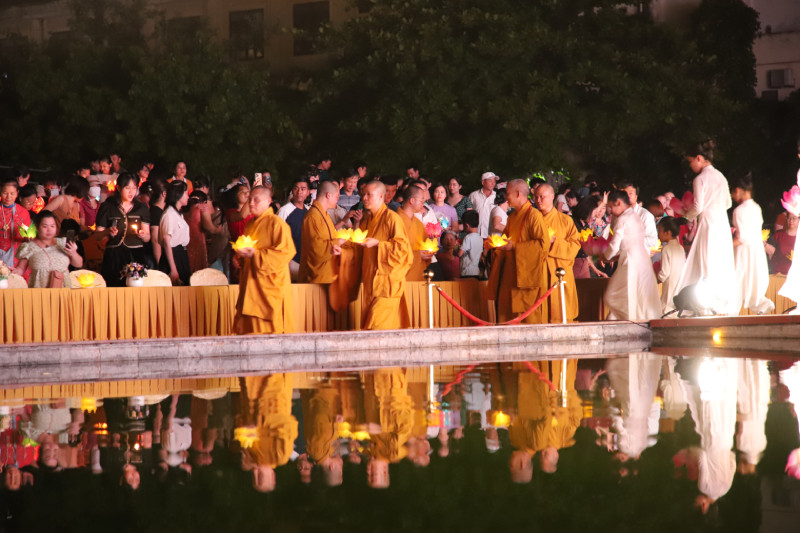 Các tăng ni, phật tử và nhân dân thả đèn hoa đăng tại Lễ Phật đản phố cổ Hoa Lư. Các tăng ni, phật tử và nhân dân thả đèn hoa đăng tại Lễ Phật đản phố cổ Hoa Lư.