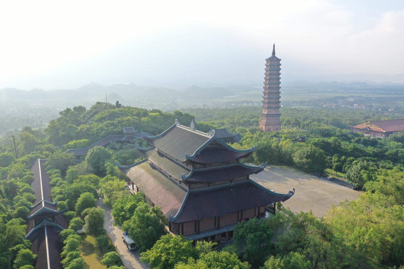 Nhiều du khách quốc tế chọn Bái Đính làm điểm dừng chân.