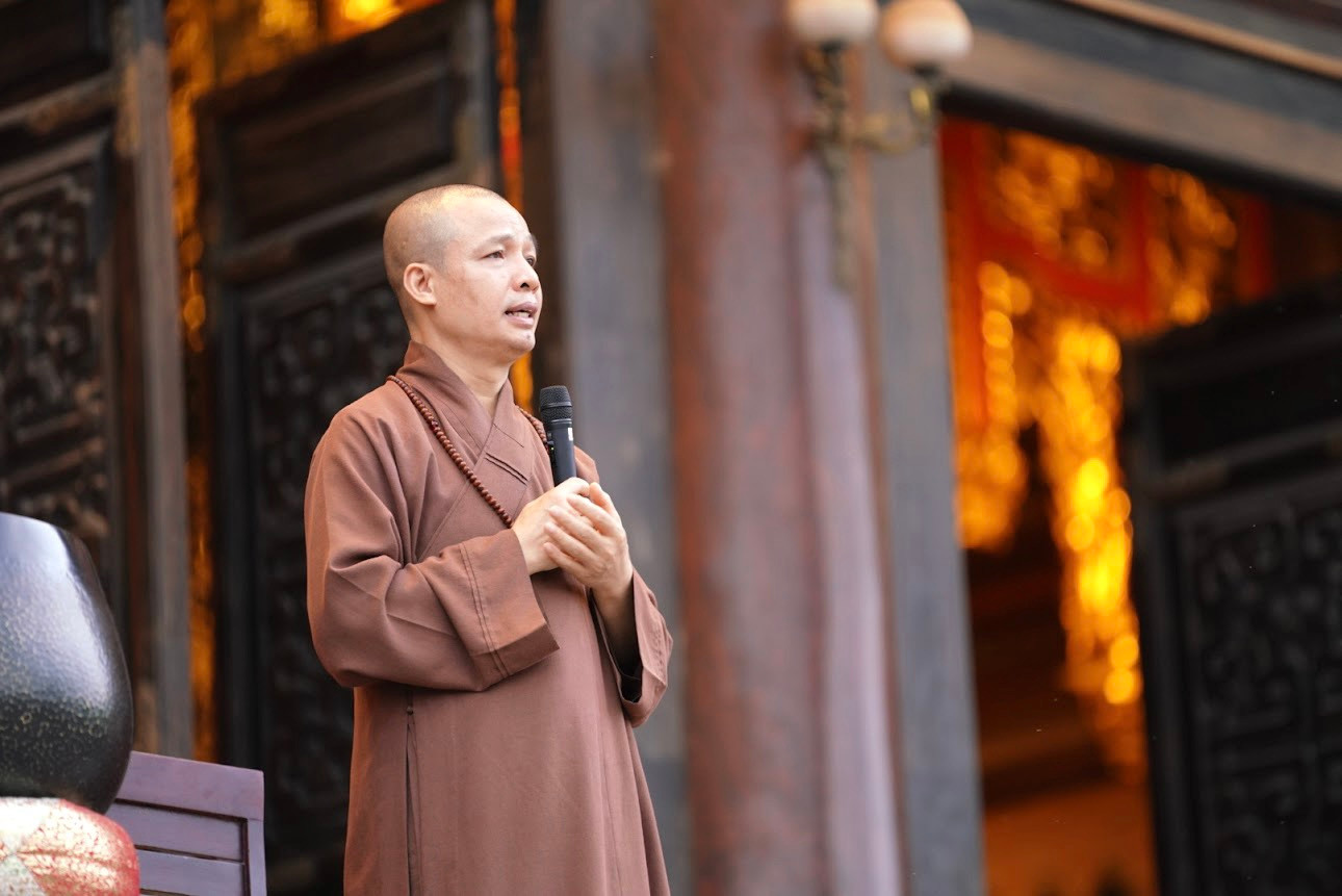 Thượng toạ Thích Minh Quang giảng đạo cho các em. Thượng toạ Thích Minh Quang giảng đạo cho các em.