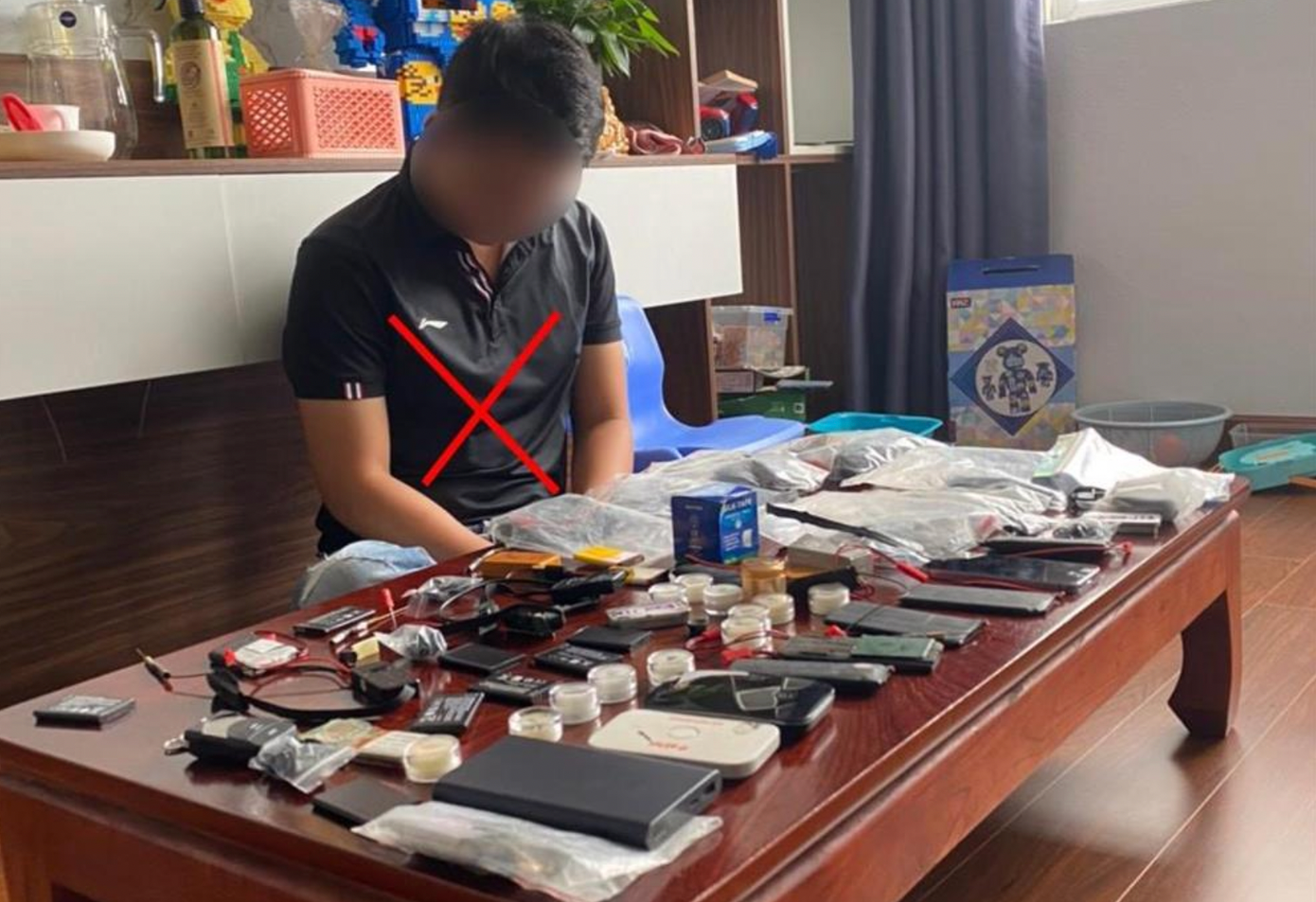 Đối tượng N.Đ.G cùng tang vật thu giữ.