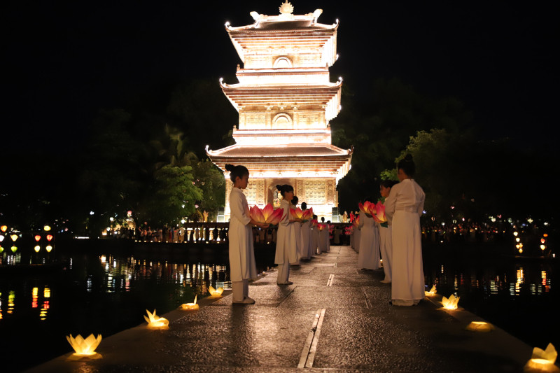 Thả đèn hoa đăng tại tháp chùa Bạc. Thả đèn hoa đăng tại tháp chùa Bạc.