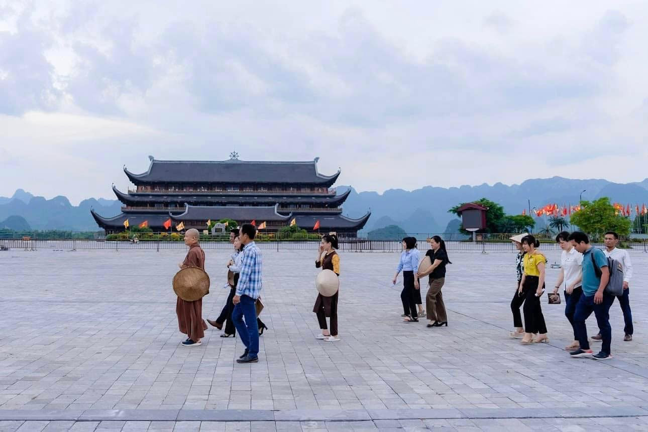 Thượng toạ Thích Minh Quang đi kiểm tra cơ sở hạ tầng để phục vụ khoá tu.