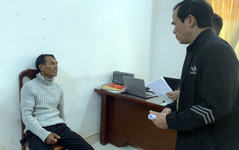 Đại tá Nguyễn Văn Bôn, Phó giám đốc Công an tỉnh Đắk Lắk lấy lời khai một đối tượng. Ảnh: CAND Đại tá Nguyễn Văn Bôn, Phó giám đốc Công an tỉnh Đắk Lắk lấy lời khai một đối tượng. Ảnh: CAND