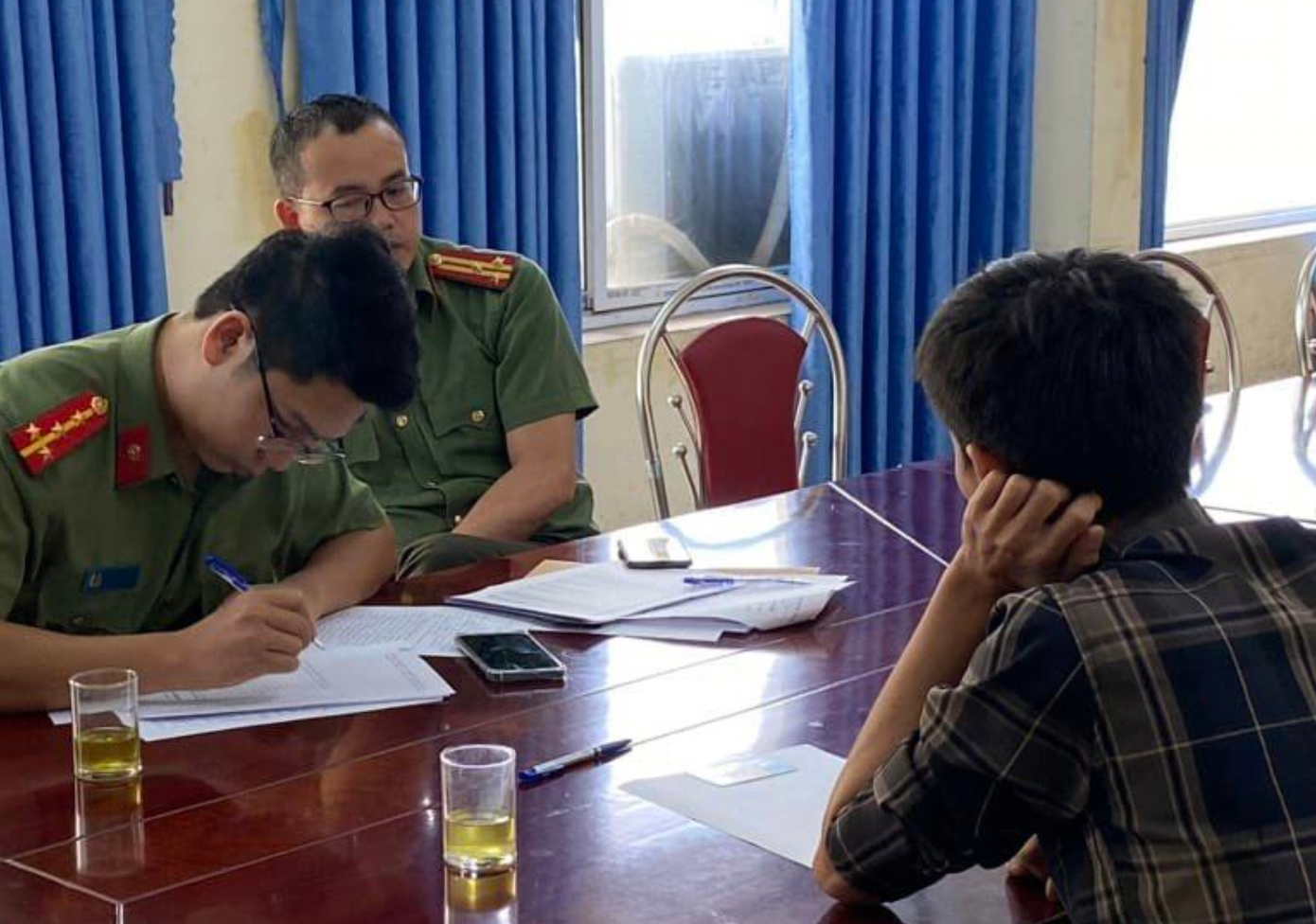 C. tại cơ quan công an. C. tại cơ quan công an.