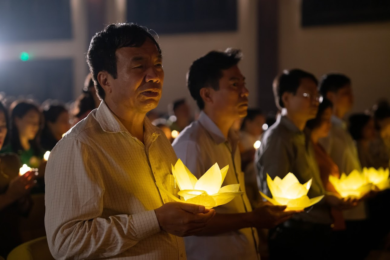 Nhiều phụ huynh cùng thắp đèn hoa đăng. Nhiều phụ huynh cùng thắp đèn hoa đăng.