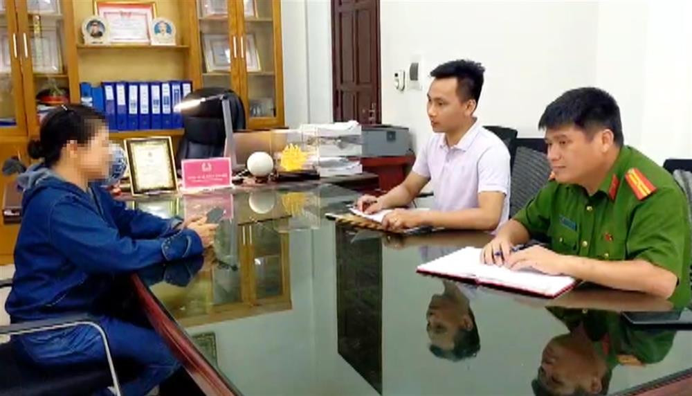 Một nạn nhân cung cấp thông tin tới cơ quan công an.