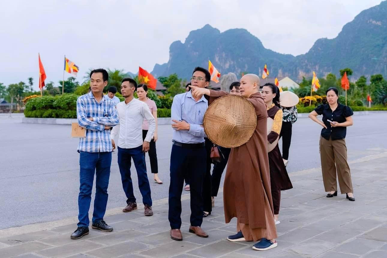 Nhiều tình nguyện viên có mặt tại chùa Tam Chúc.