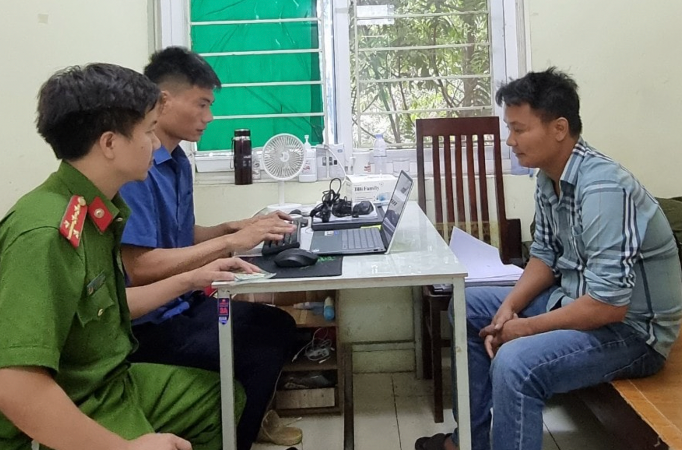 Lưỡng tại cơ quan công an.