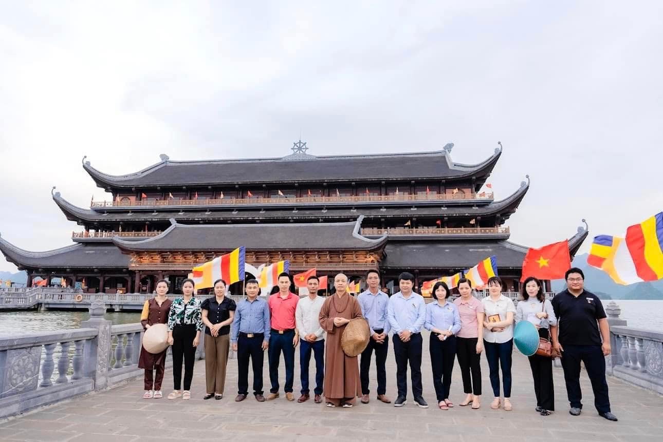 Nhiều tình nguyện viên tham gia phục vụ khoá tu.