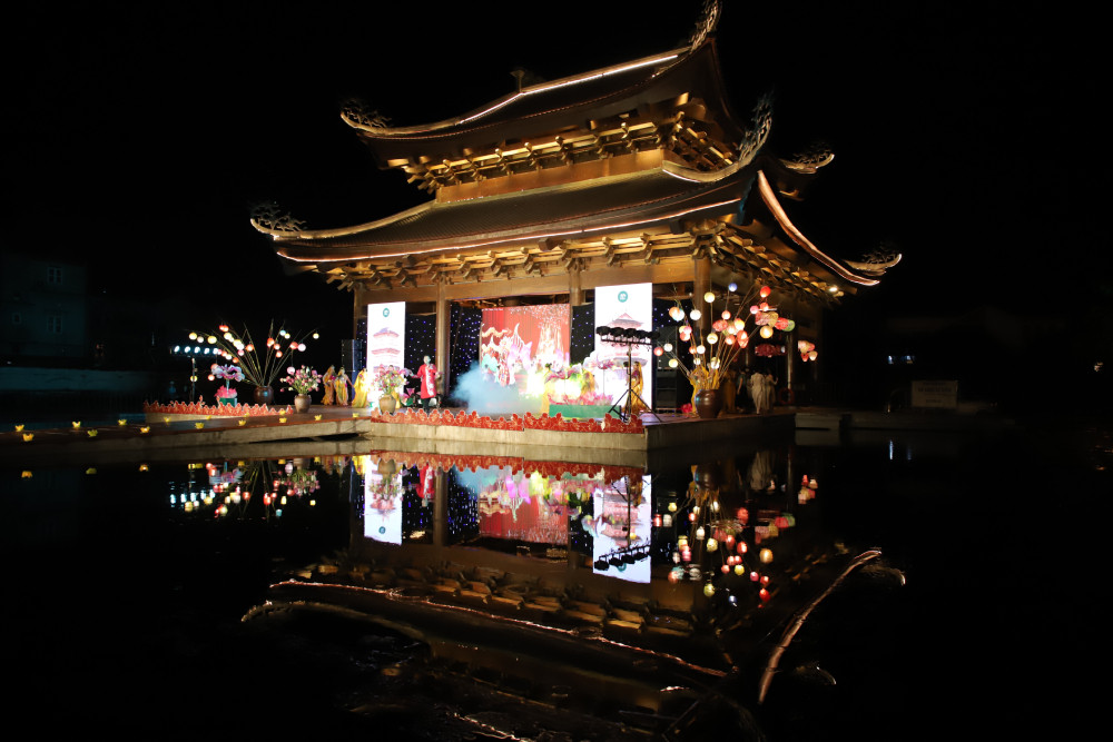 Nhiều chương trình văn nghệ tiêu biểu diễn ra tại Lễ Phật đản tại phố cổ Hoa Lư. Nhiều chương trình văn nghệ tiêu biểu diễn ra tại Lễ Phật đản tại phố cổ Hoa Lư.