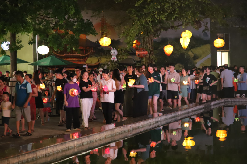 Người dân nô nức tại Lễ Phật đản phố cổ Hoa Lư. Ảnh: Phạm Nam Người dân nô nức tại Lễ Phật đản phố cổ Hoa Lư. Ảnh: Phạm Nam