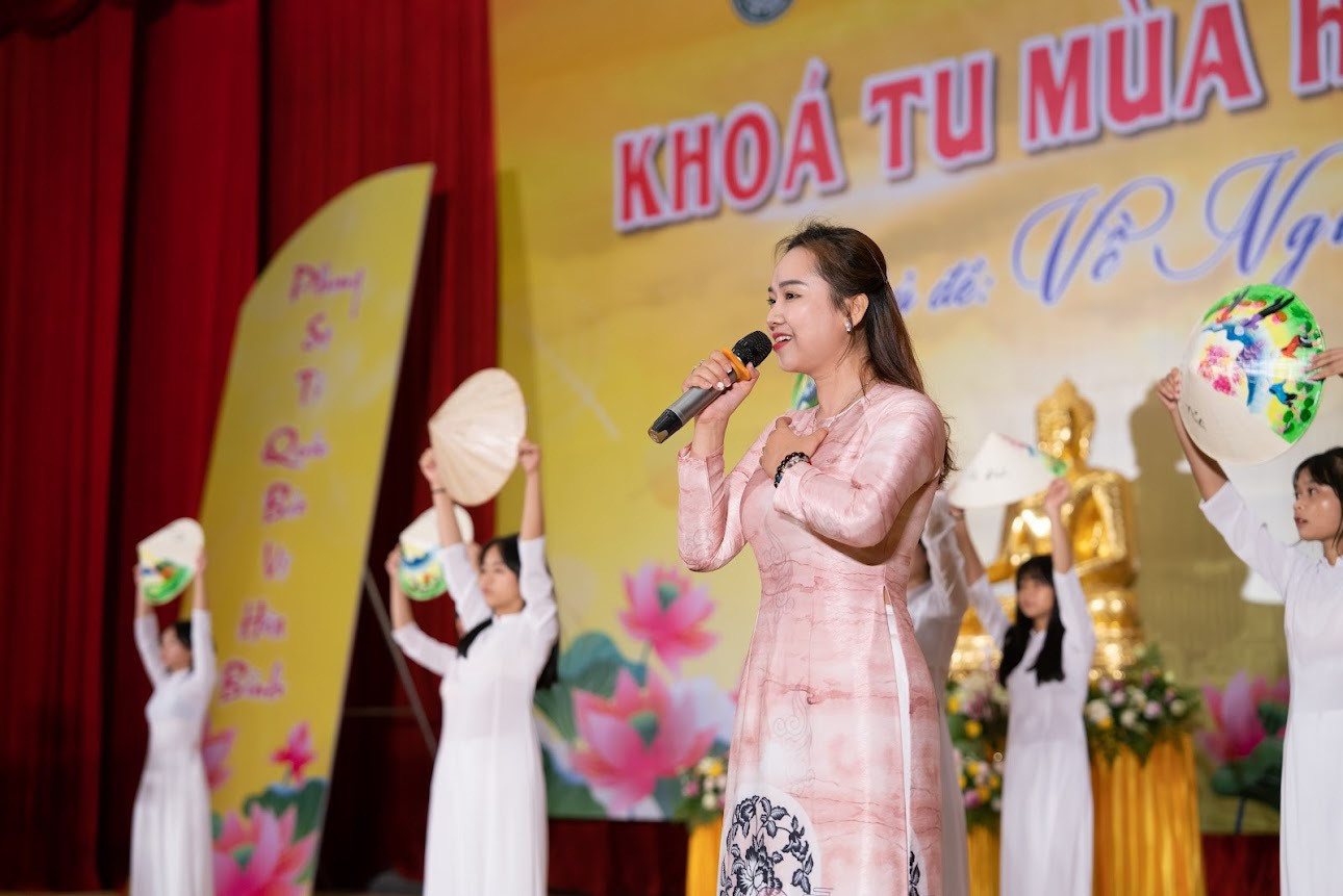 Chương trình văn nghệ tại khoá tu. Chương trình văn nghệ tại khoá tu.