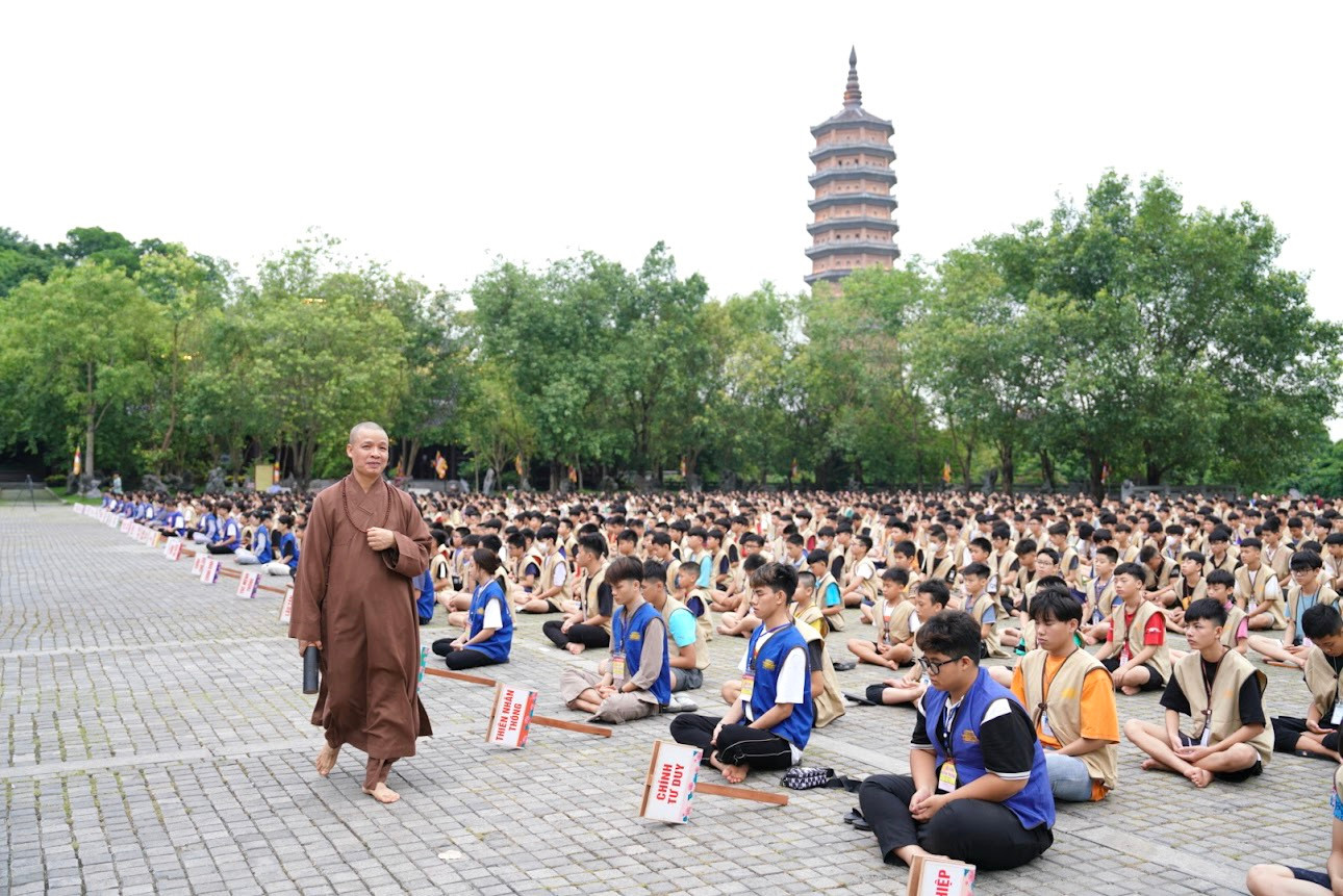 Các em tham gia khoá tu tại chùa Bái Đính. Các em tham gia khoá tu tại chùa Bái Đính.