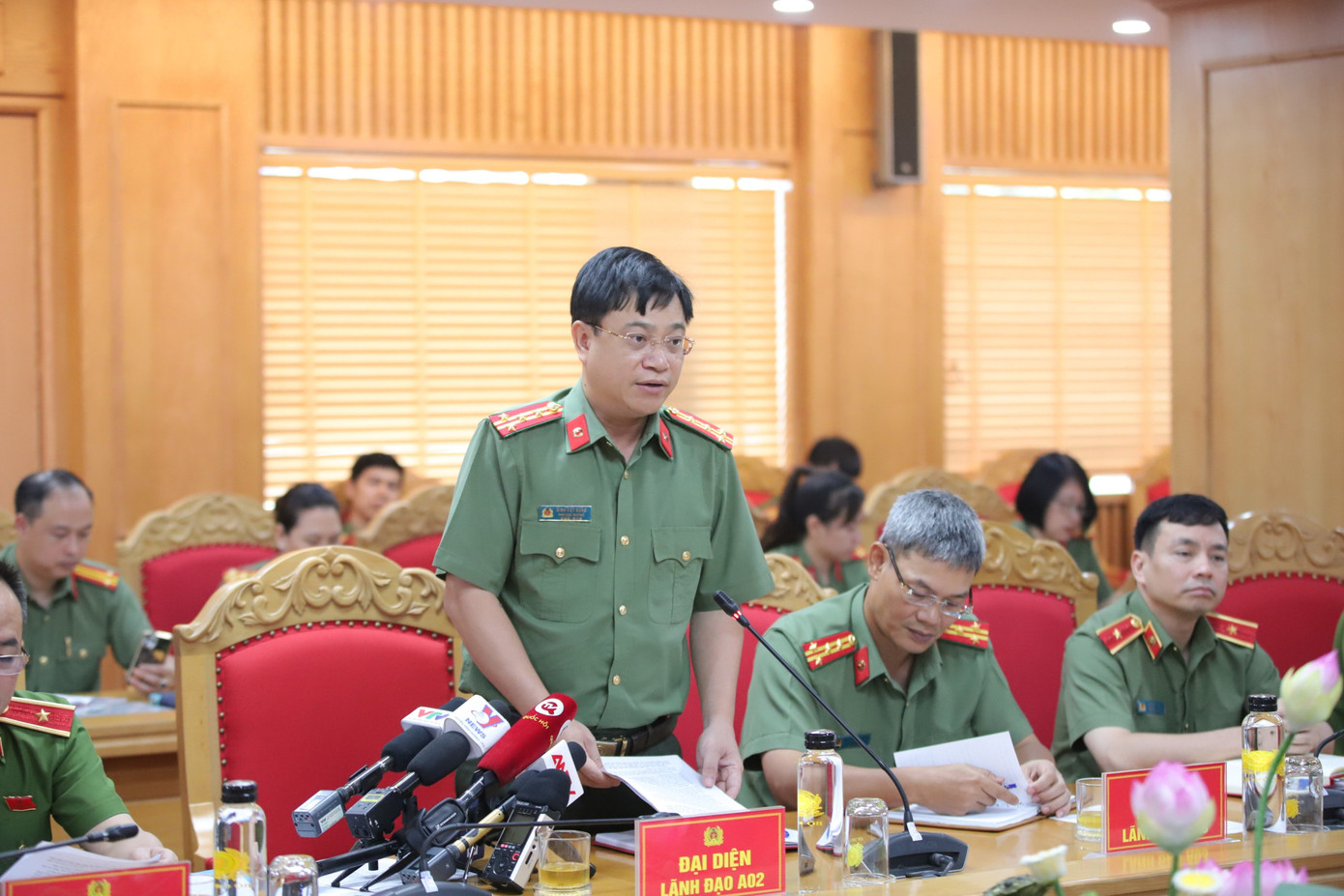 Đại tá Đinh Việt Dũng trả lời tại cuộc họp báo. Ảnh: Phạm Nam.