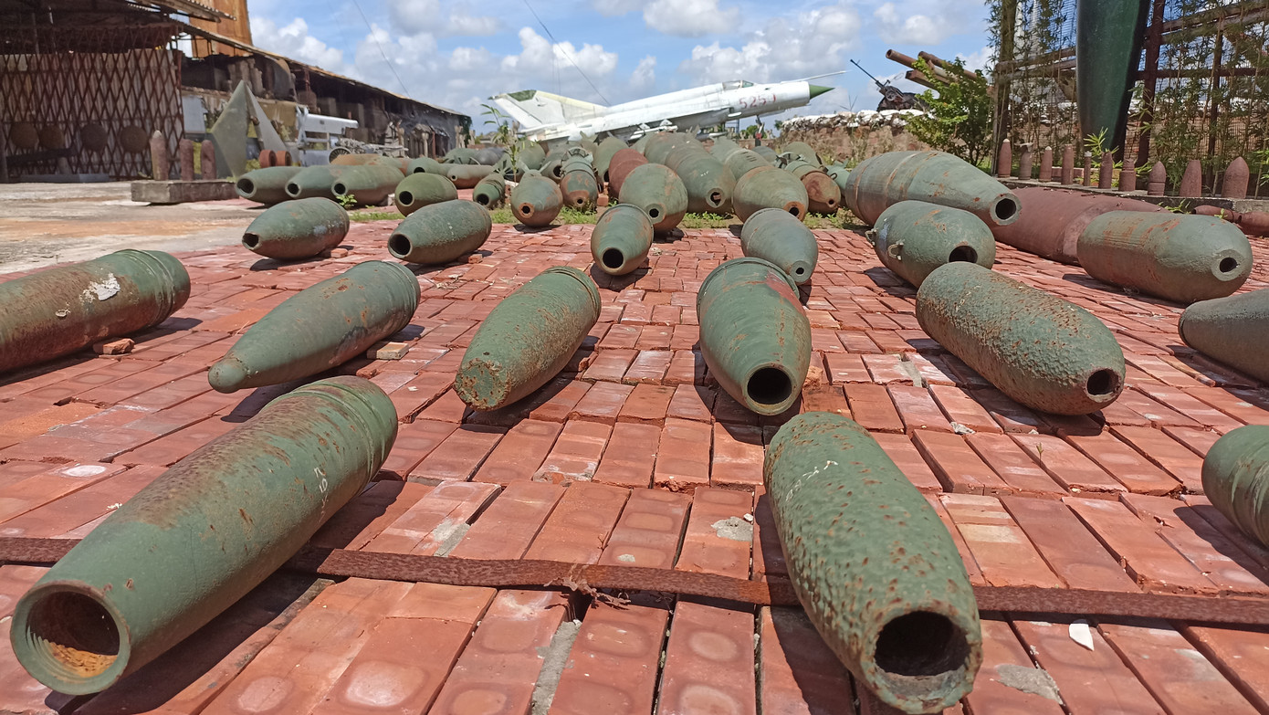 Một số vỏ bom, ngư lôi do chủ bảo tàng tự tìm mua, số khác người dân biết tiếng mang tới góp. Trong số này có vỏ bom nặng hơn 3 tấn.