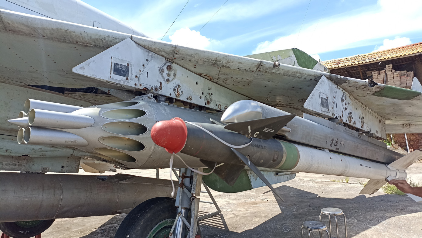 Chiếc MiG-21 còn khá nguyên vẹn, phần hông gắn vỏ của tên lửa đối không.