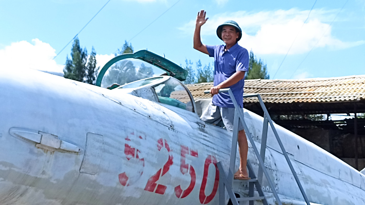 Ông Dương Văn Tú người quản lý cùng chiếc máy bay Mic-21 tại bảo tàng.