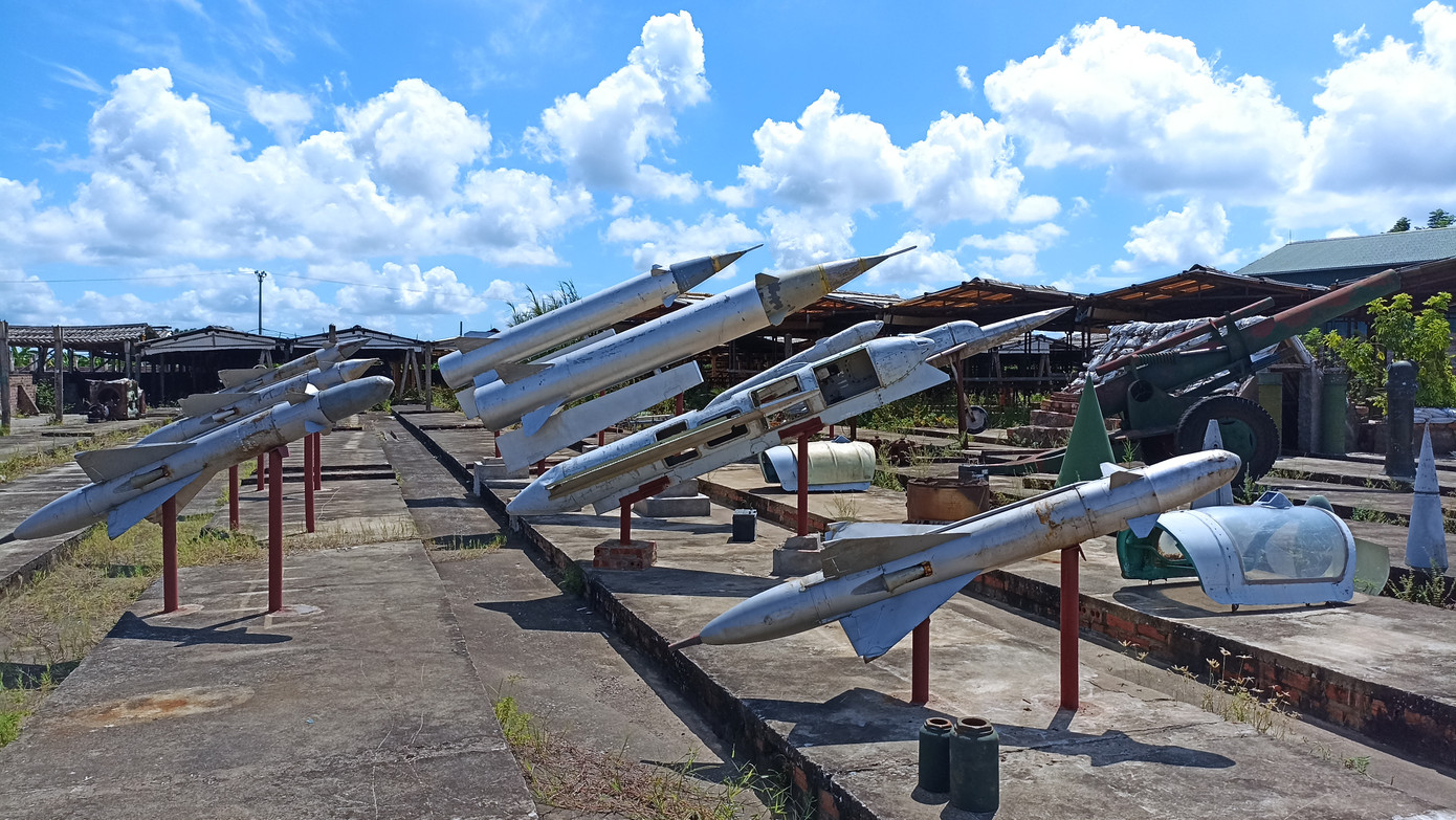 Nhiều vỏ tên lửa được trưng bày tại bảo tàng. Ảnh: Vô Thường.