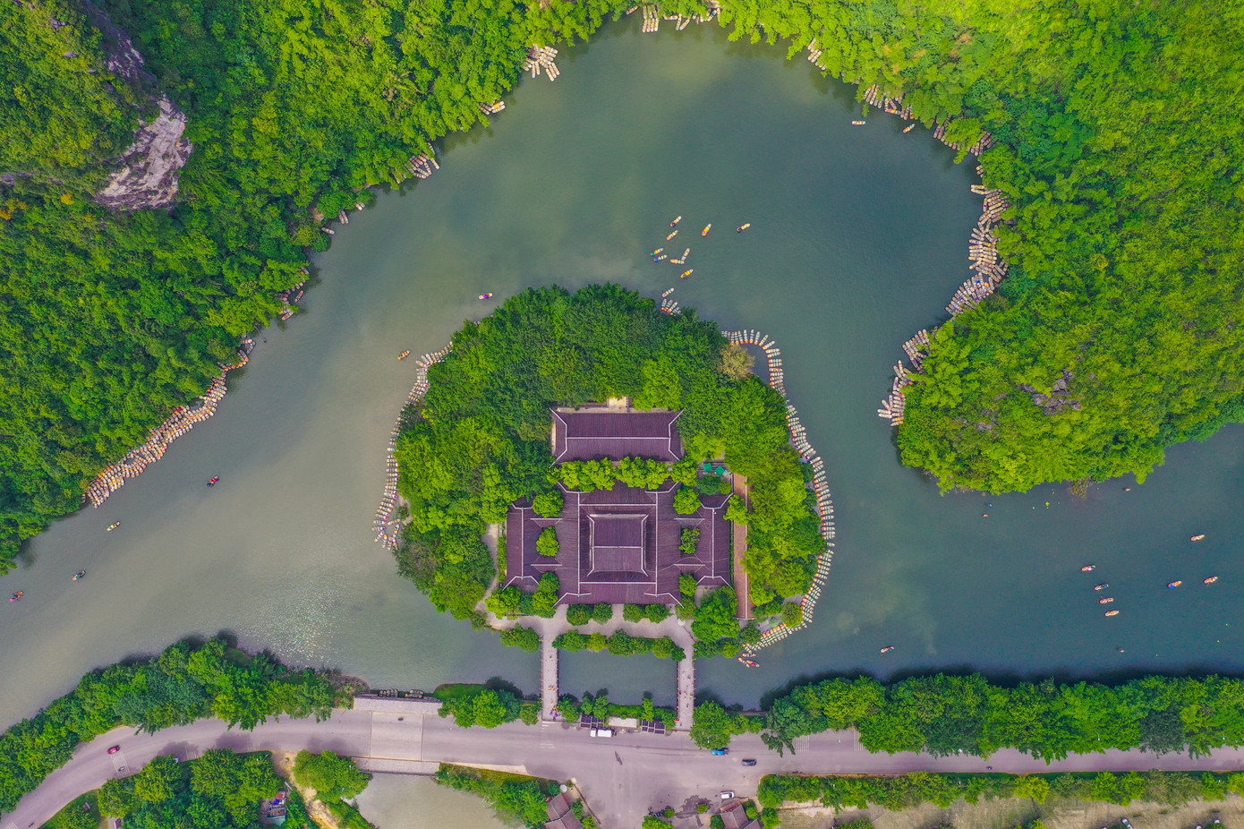 Bến thuyền Tràng An.