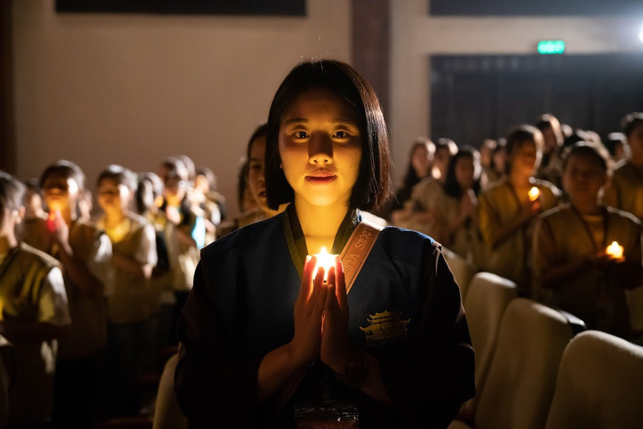 Thắp đèn hoa đăng cầu cho thế giới hoà bình, quốc thái dân an. Thắp đèn hoa đăng cầu cho thế giới hoà bình, quốc thái dân an.