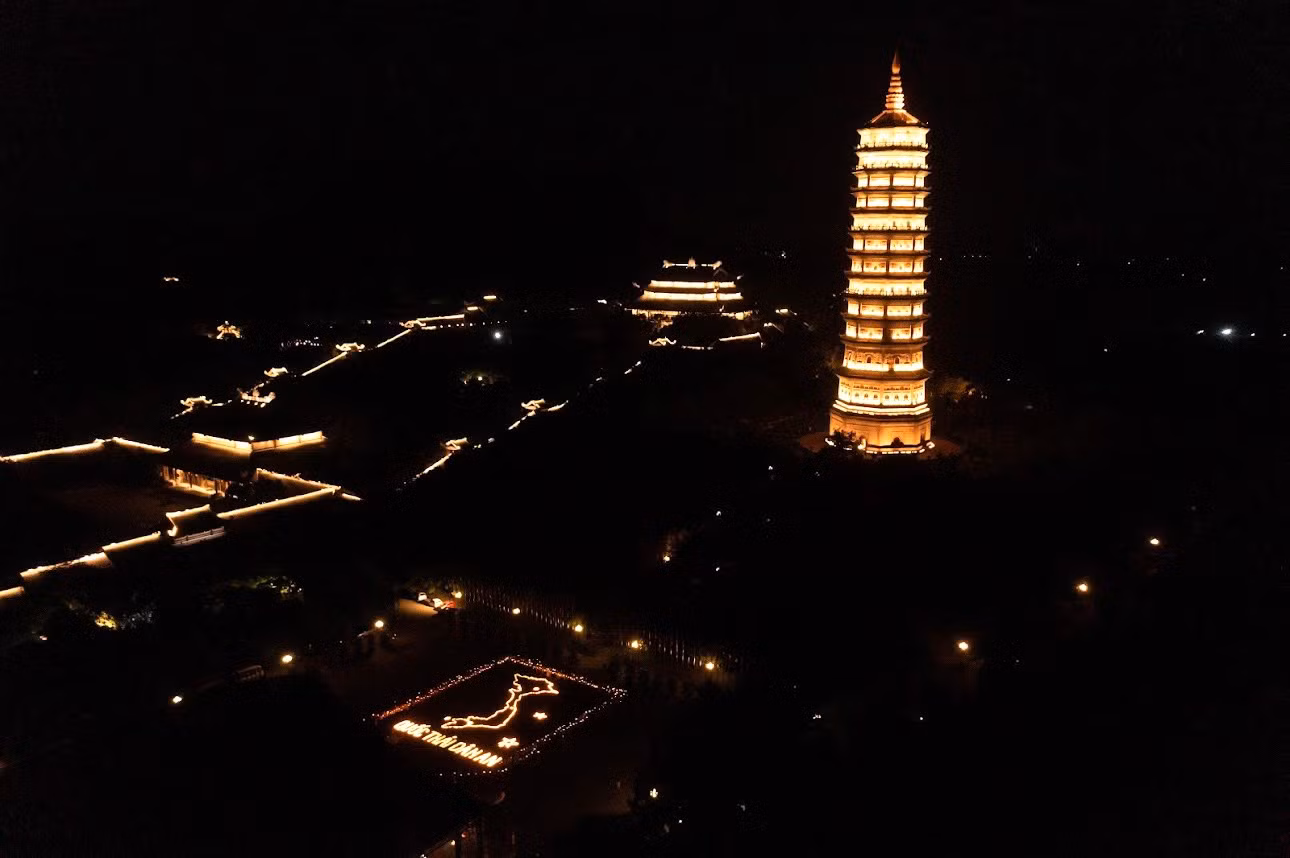 Chùa Bái Đính về đêm.