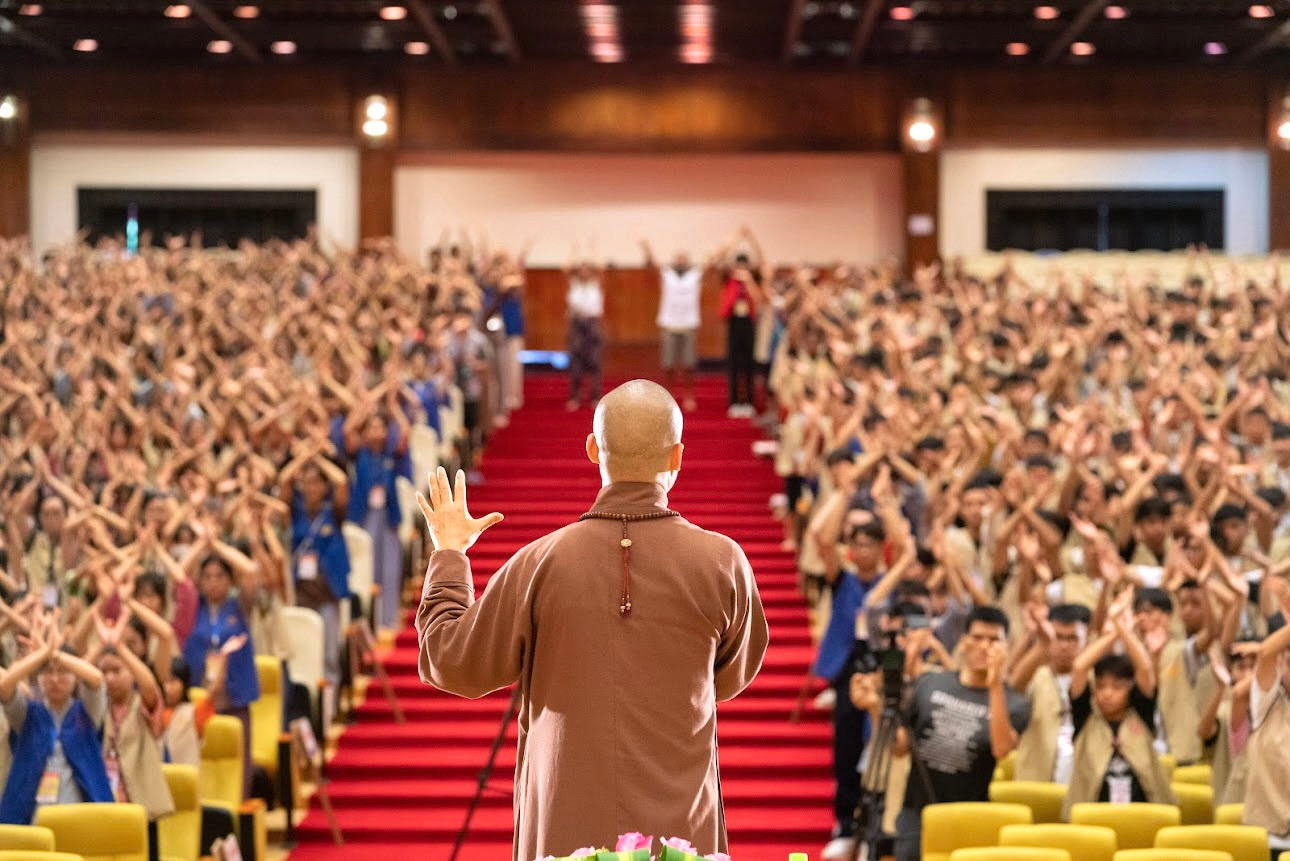 Nhà sư giảng giải cho các em tại khoá tu. Nhà sư giảng giải cho các em tại khoá tu.