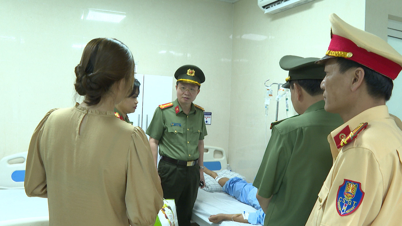 Giám đốc Công an tỉnh Phú Thọ thăm đồng đội tại bệnh viện.