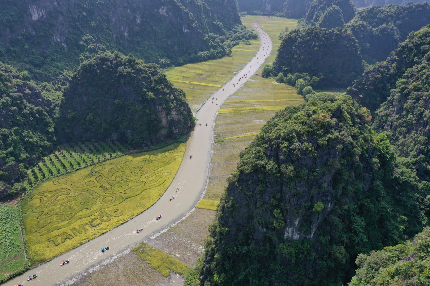 Cảnh đẹp hút khách du lịch ở Ninh Bình.