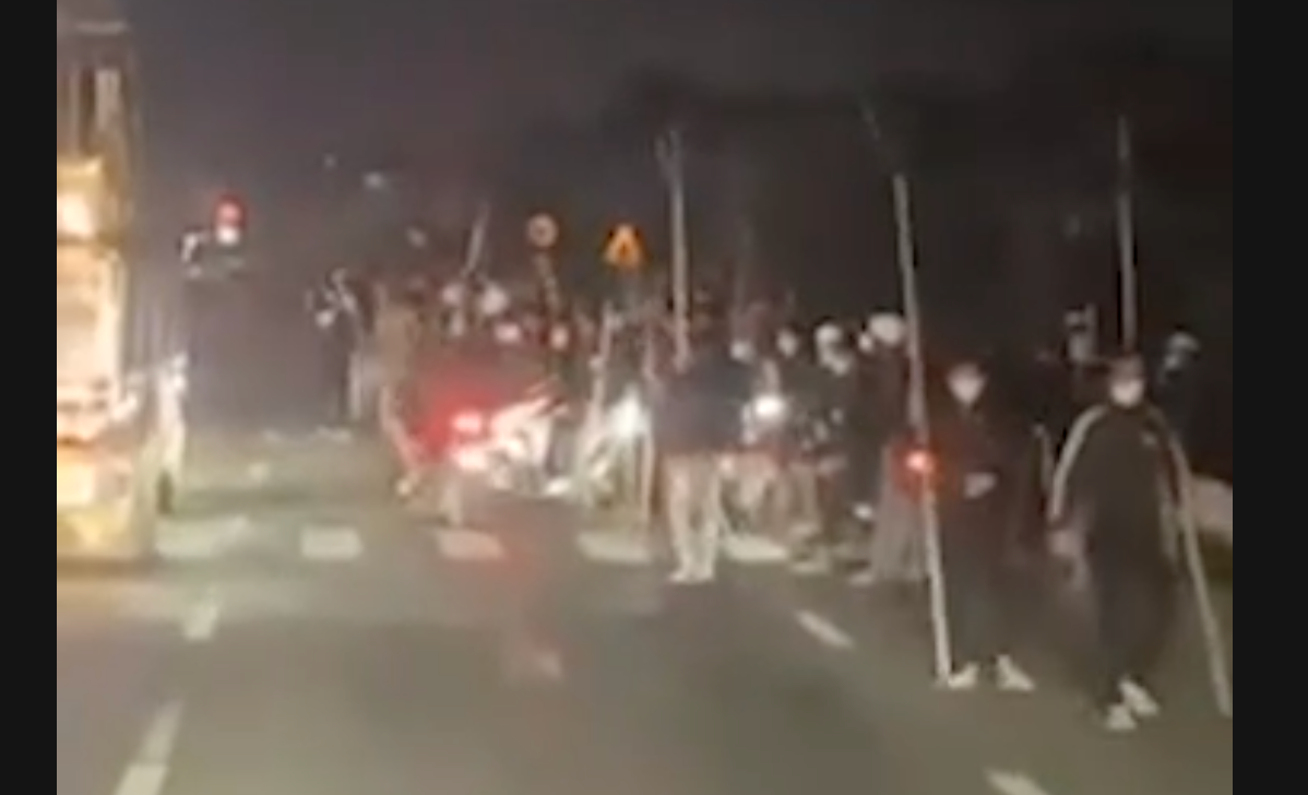 Hơn 50 thanh niên hẹn nhau trên Quốc lộ 1 để hỗn chiến. Ảnh cắt từ clip. Hơn 50 thanh niên hẹn nhau trên Quốc lộ 1 để hỗn chiến. Ảnh cắt từ clip.