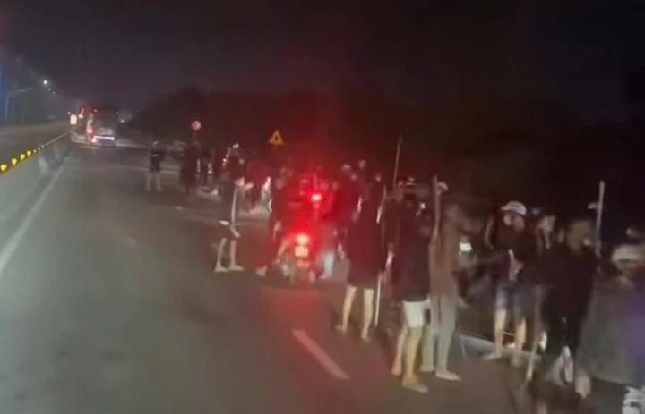 Các đối tượng dàn quân trên Quốc lộ 1 đã hỗn chiến. Ảnh cắt từ clip. Các đối tượng dàn quân trên Quốc lộ 1 đã hỗn chiến. Ảnh cắt từ clip.