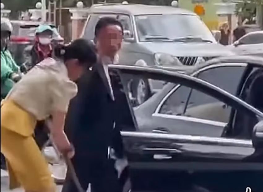 Ông Nguyễn Thanh Bình dùng kiếm đe dọa nhân viên đô thị tại TP Nha Trang Ông Nguyễn Thanh Bình dùng kiếm đe dọa nhân viên đô thị tại TP Nha Trang